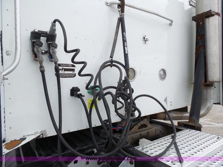 image for item J4978 2004 International 9400i semi truck