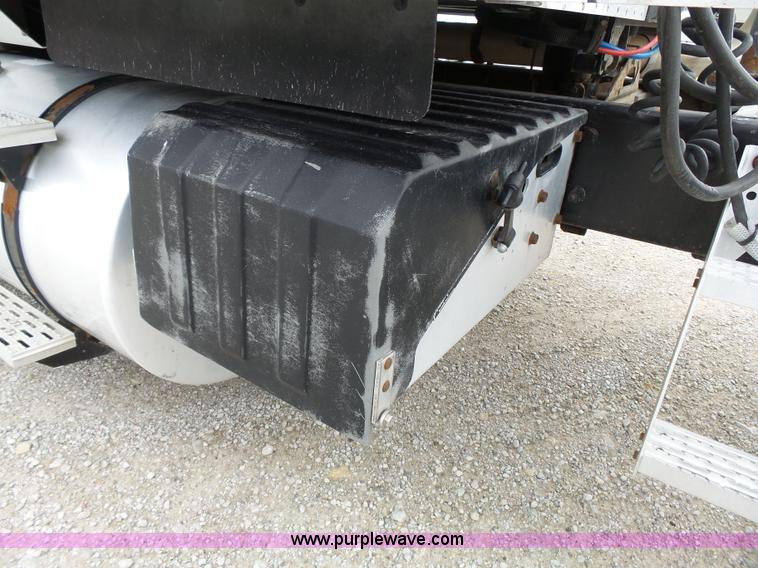 image for item J4978 2004 International 9400i semi truck