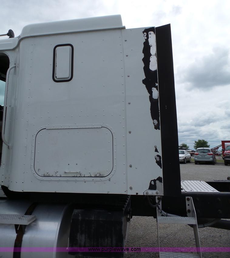 image for item J4978 2004 International 9400i semi truck