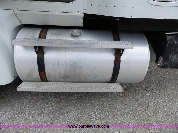 image for item J4978 2004 International 9400i semi truck