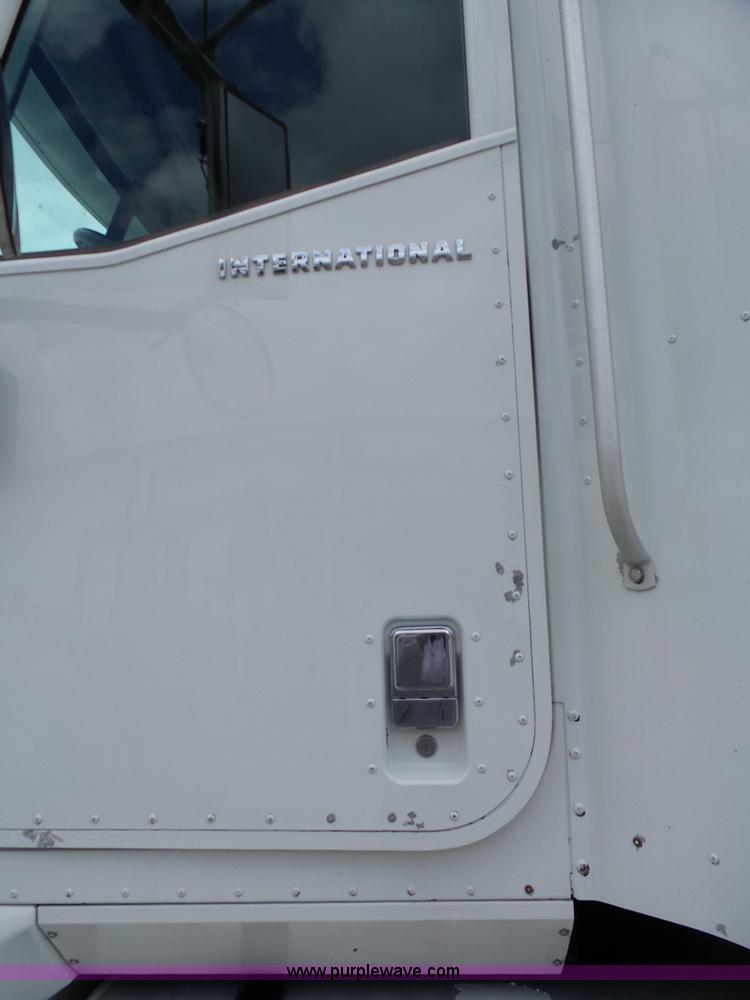 image for item J4978 2004 International 9400i semi truck