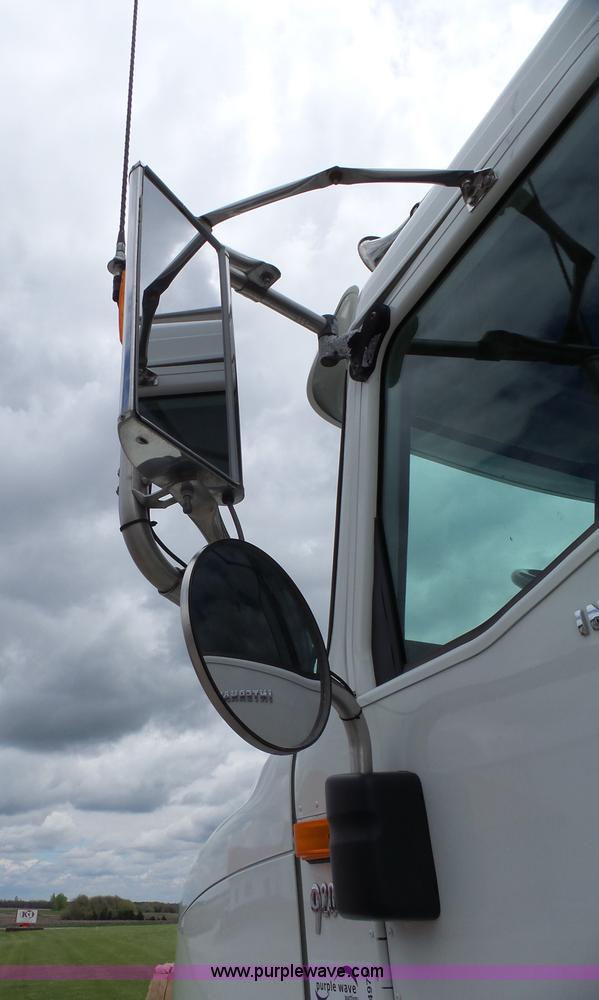 image for item J4978 2004 International 9400i semi truck