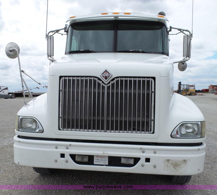 image for item J4978 2004 International 9400i semi truck