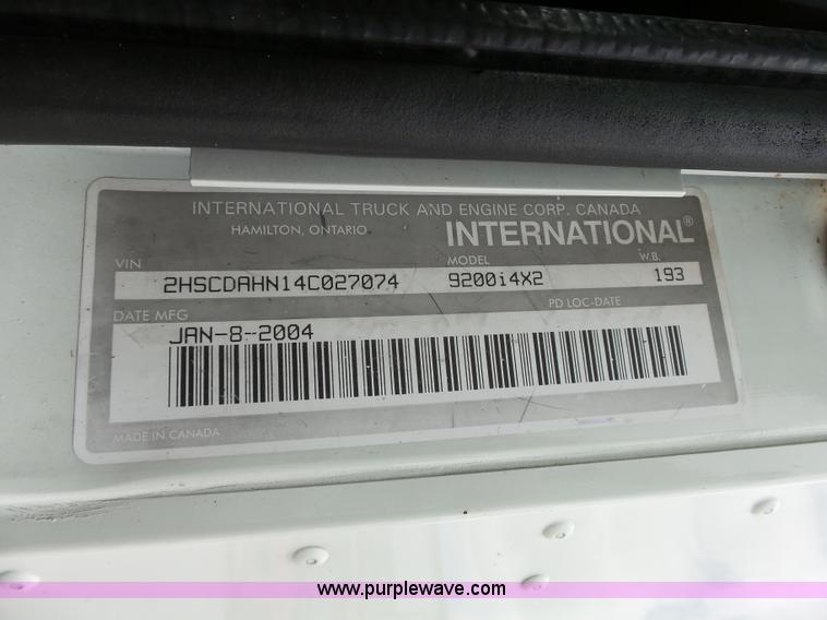image for item J4978 2004 International 9400i semi truck