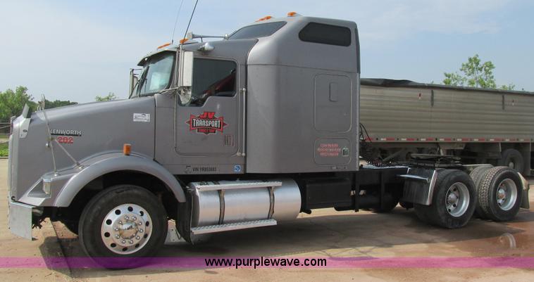 image for item K1392 2000 Kenworth T800B semi truck