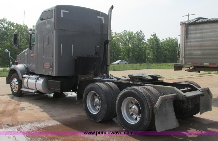 image for item K1392 2000 Kenworth T800B semi truck