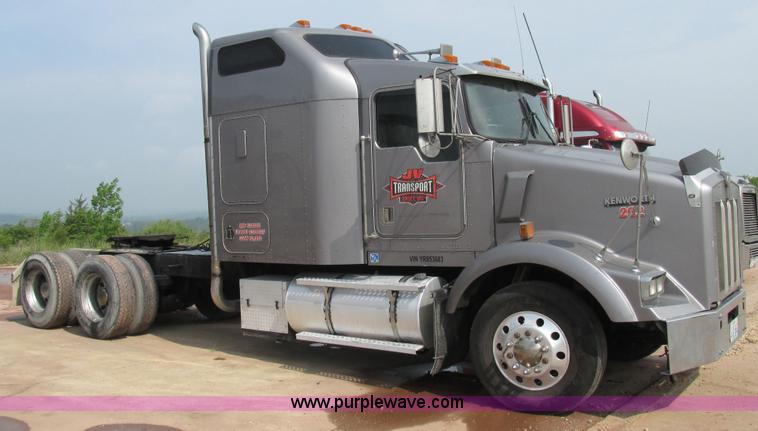 image for item K1392 2000 Kenworth T800B semi truck