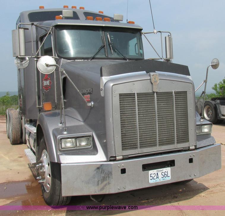 image for item K1392 2000 Kenworth T800B semi truck