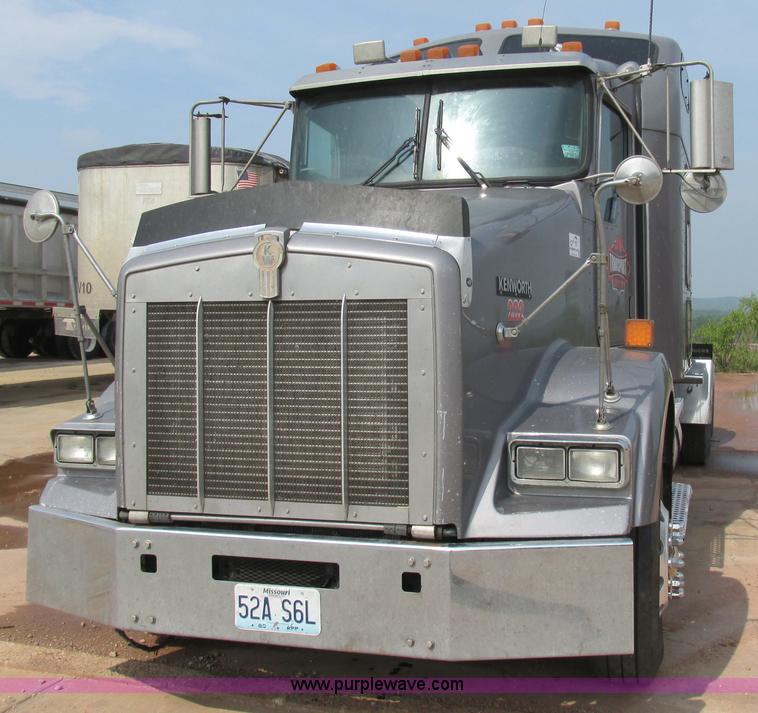 image for item K1392 2000 Kenworth T800B semi truck