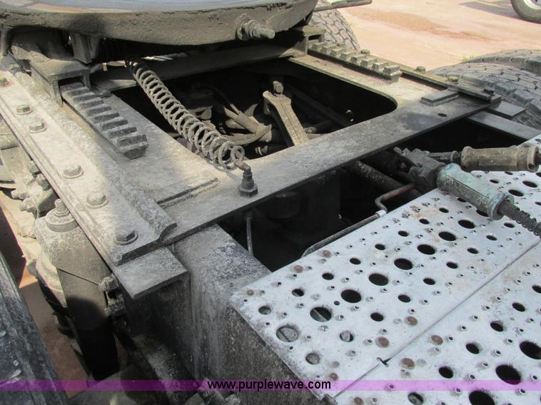 image for item K1392 2000 Kenworth T800B semi truck