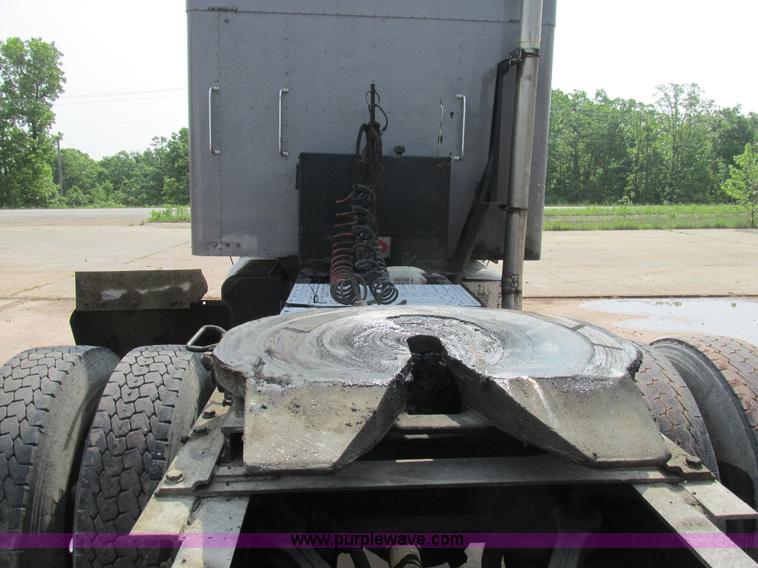 image for item K1392 2000 Kenworth T800B semi truck