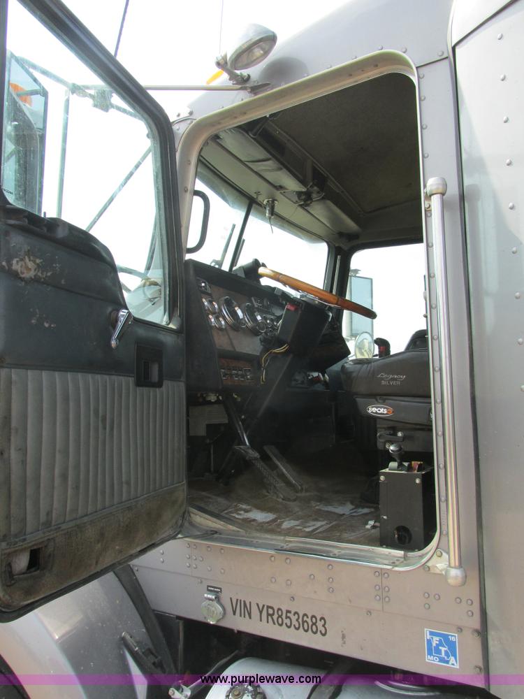 image for item K1392 2000 Kenworth T800B semi truck