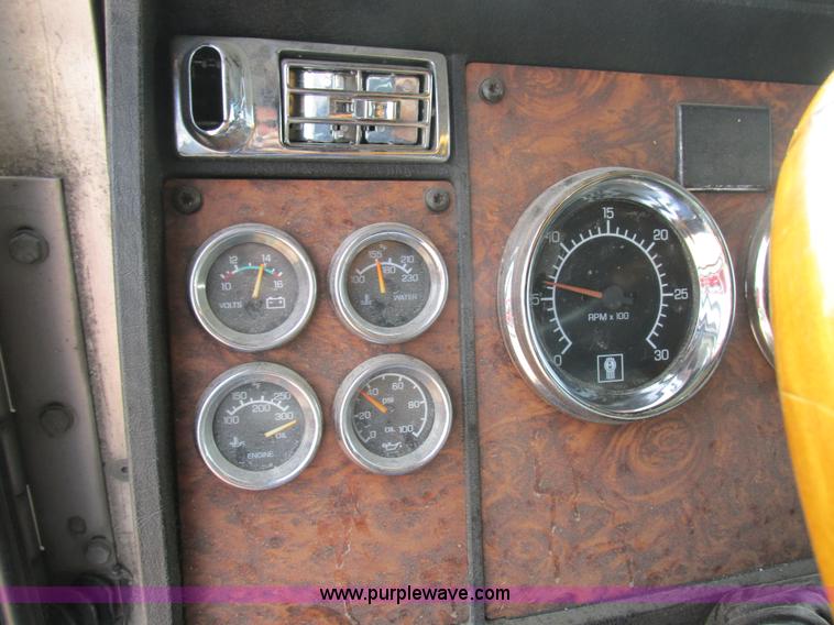 image for item K1392 2000 Kenworth T800B semi truck