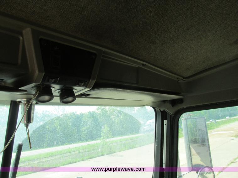 image for item K1392 2000 Kenworth T800B semi truck