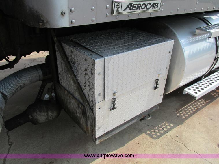 image for item K1392 2000 Kenworth T800B semi truck