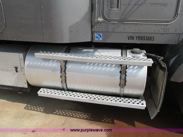 image for item K1392 2000 Kenworth T800B semi truck