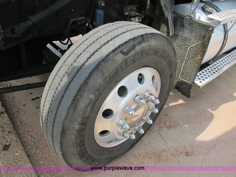 image for item K1392 2000 Kenworth T800B semi truck