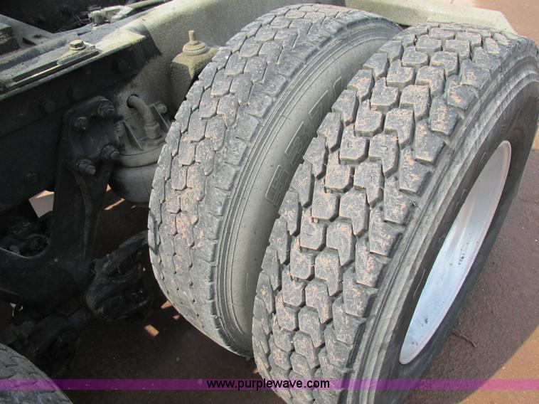 image for item K1392 2000 Kenworth T800B semi truck