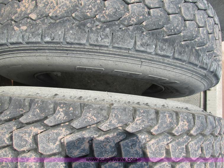 image for item K1392 2000 Kenworth T800B semi truck