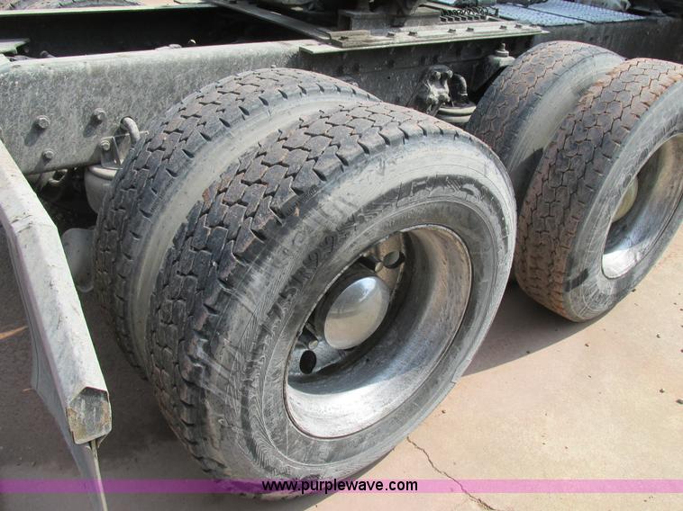 image for item K1392 2000 Kenworth T800B semi truck