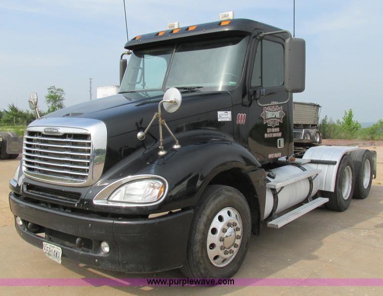 image for item K1393 2007 Freightliner Columbia semi truck