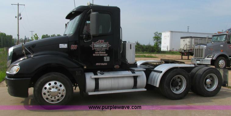 image for item K1393 2007 Freightliner Columbia semi truck