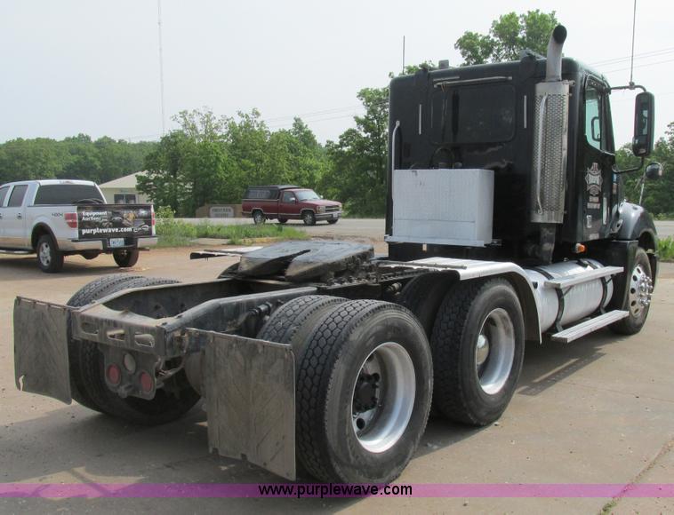 image for item K1393 2007 Freightliner Columbia semi truck