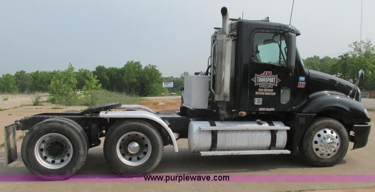 image for item K1393 2007 Freightliner Columbia semi truck