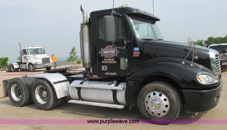image for item K1393 2007 Freightliner Columbia semi truck