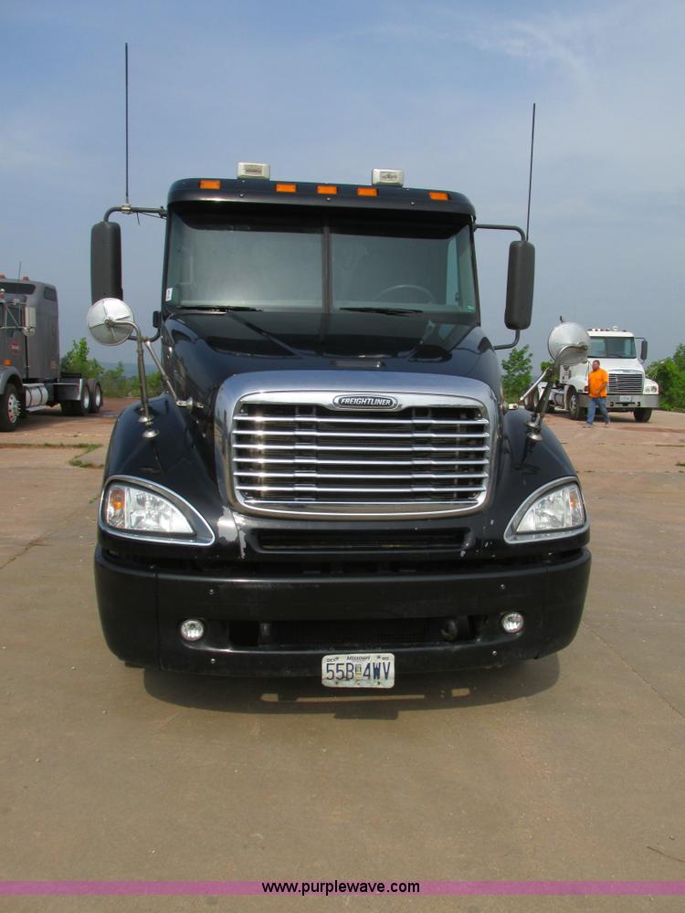 image for item K1393 2007 Freightliner Columbia semi truck