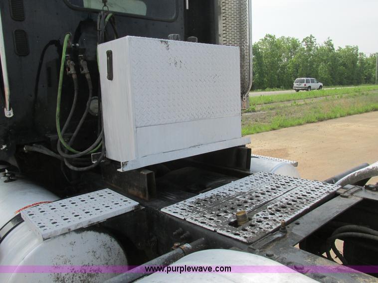 image for item K1393 2007 Freightliner Columbia semi truck