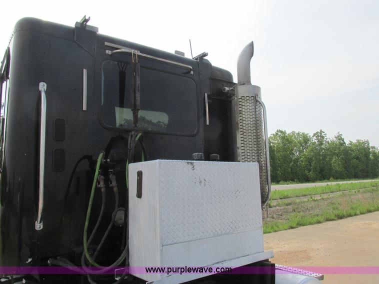 image for item K1393 2007 Freightliner Columbia semi truck