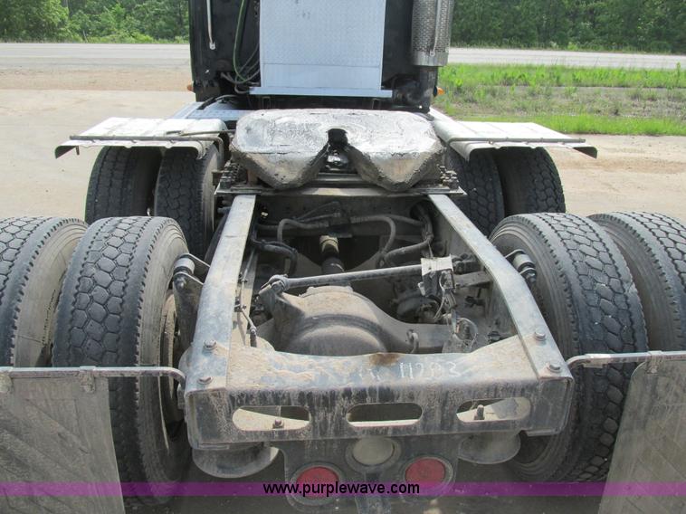 image for item K1393 2007 Freightliner Columbia semi truck