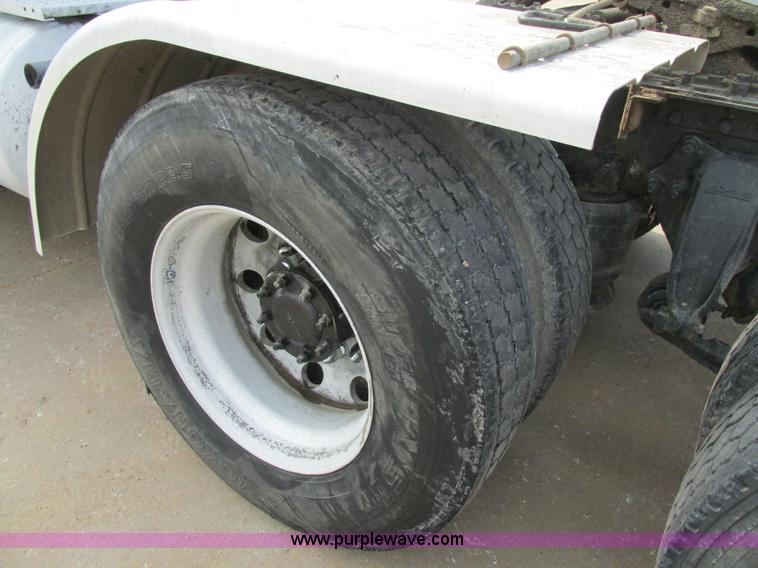 image for item K1393 2007 Freightliner Columbia semi truck