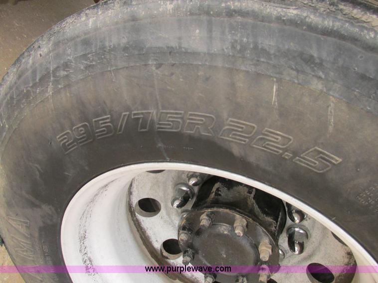 image for item K1393 2007 Freightliner Columbia semi truck