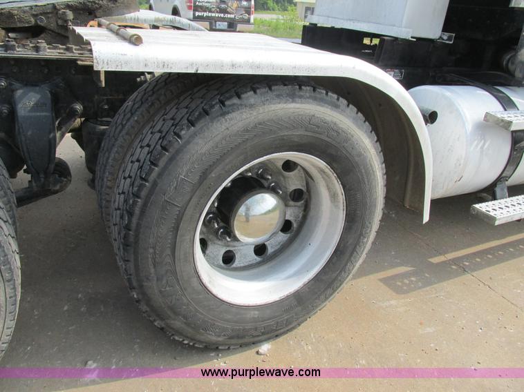 image for item K1393 2007 Freightliner Columbia semi truck