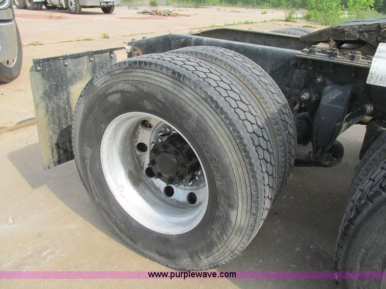 image for item K1393 2007 Freightliner Columbia semi truck