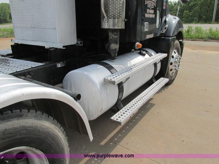 image for item K1393 2007 Freightliner Columbia semi truck