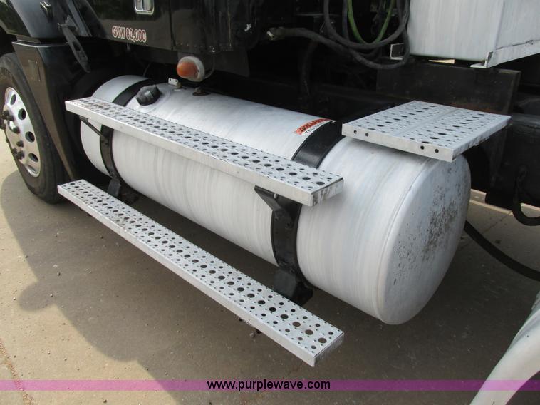 image for item K1393 2007 Freightliner Columbia semi truck