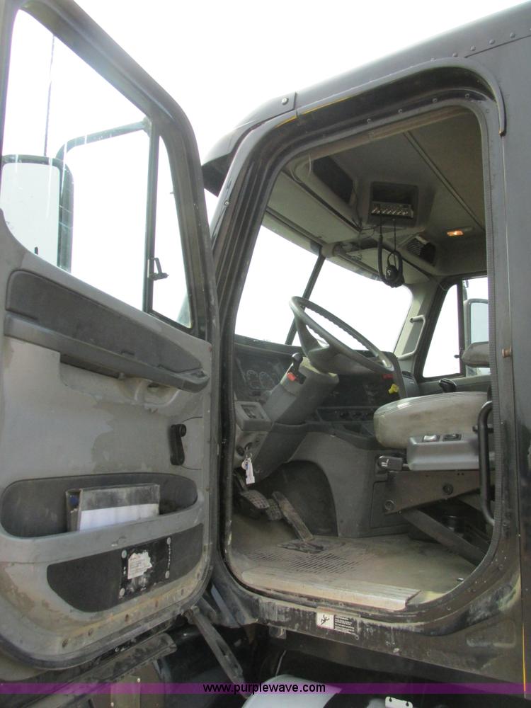 image for item K1393 2007 Freightliner Columbia semi truck