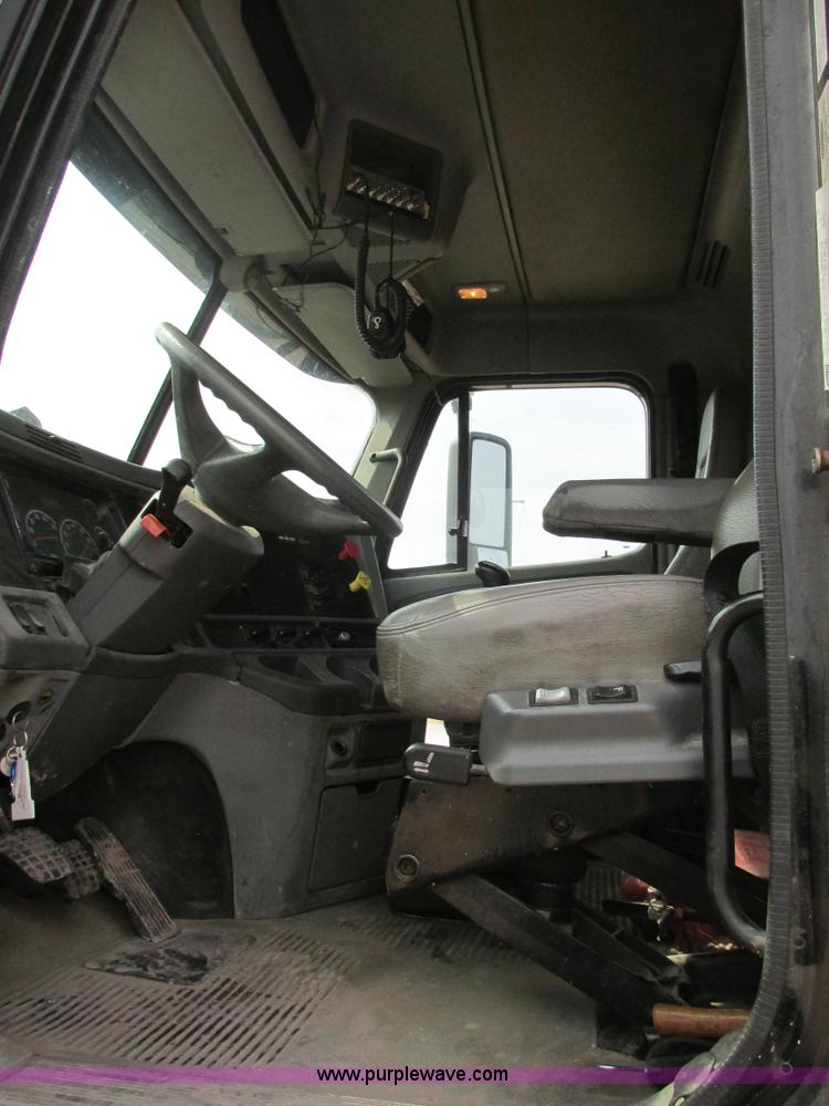 image for item K1393 2007 Freightliner Columbia semi truck