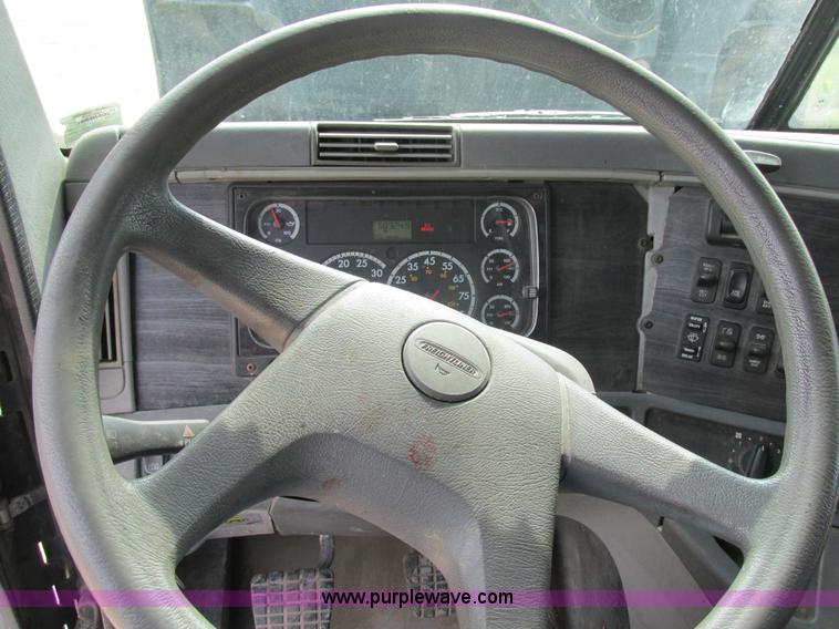 image for item K1393 2007 Freightliner Columbia semi truck
