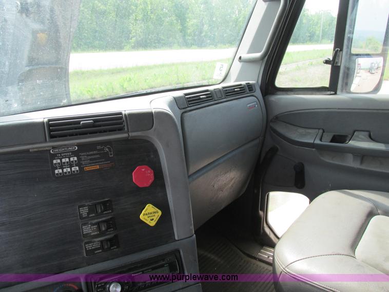 image for item K1393 2007 Freightliner Columbia semi truck