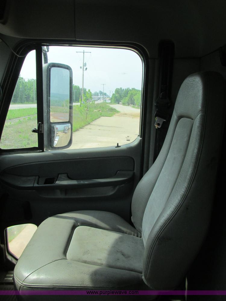 image for item K1393 2007 Freightliner Columbia semi truck