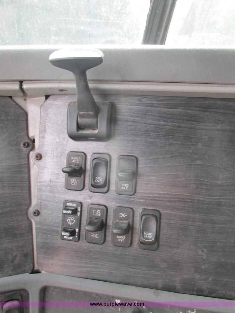 image for item K1393 2007 Freightliner Columbia semi truck