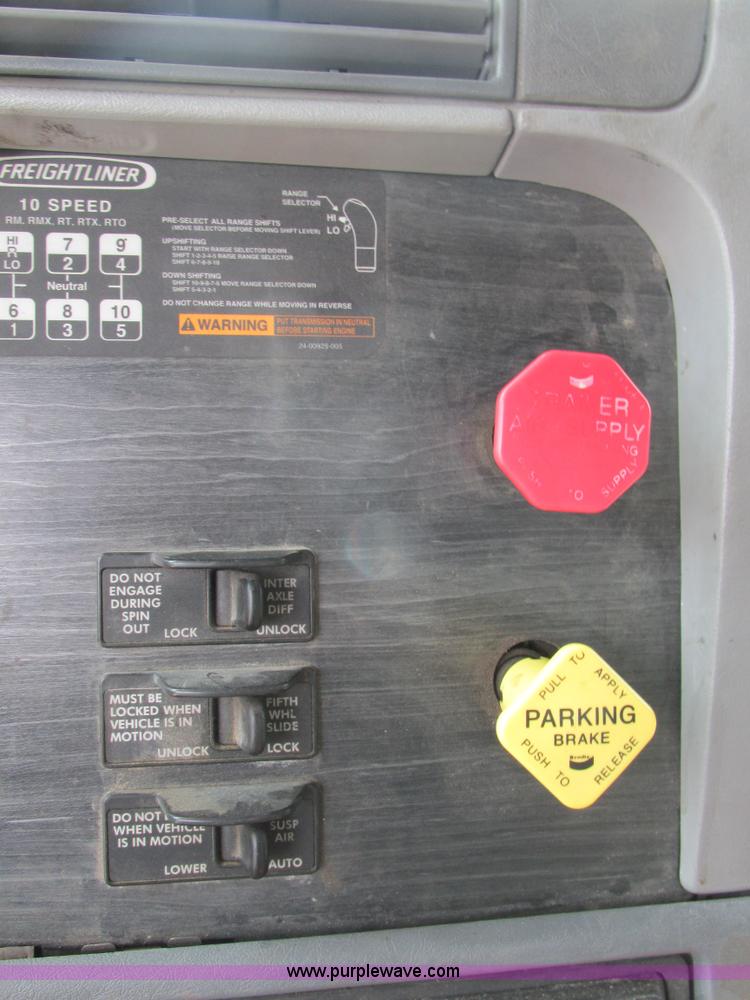 image for item K1393 2007 Freightliner Columbia semi truck