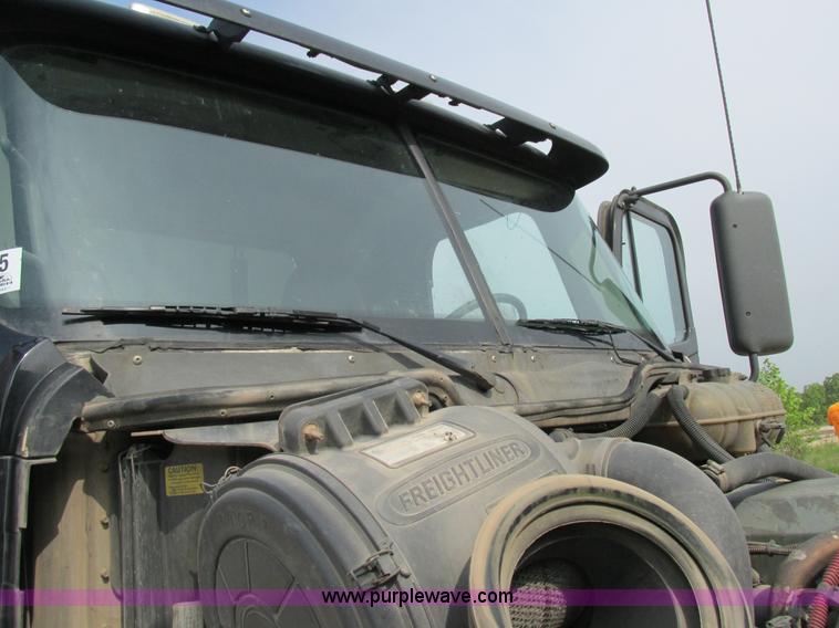 image for item K1393 2007 Freightliner Columbia semi truck