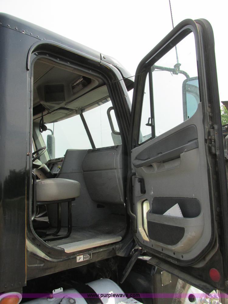 image for item K1393 2007 Freightliner Columbia semi truck