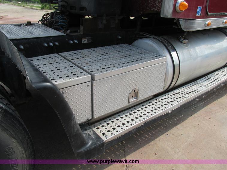 image for item K1394 2003 Freightliner Coronado semi truck