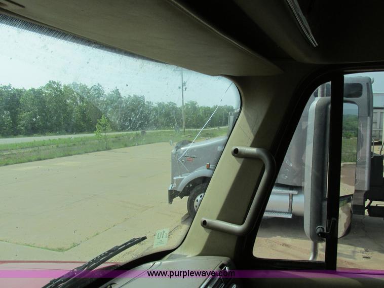 image for item K1394 2003 Freightliner Coronado semi truck